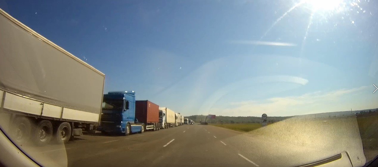  Nervi în vamă : Control de 7 minute, după şefi, aşteptare de 2 ore în realitate. Vreţi să vă testaţi răbdarea? Treceţi graniţa de pe Prut! (VIDEO)