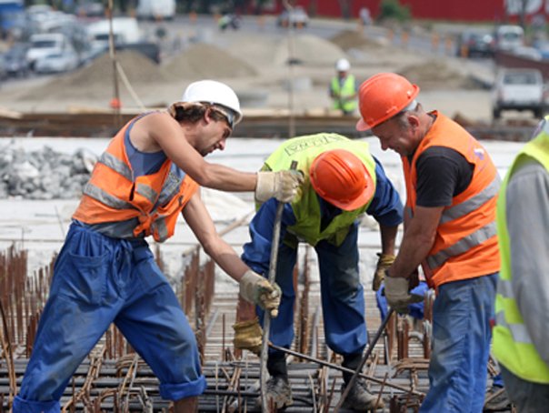 Peste 100 de firme din Iaşi, în special din construcţii, au un risc mare de a intra în insolvenţă. Datoriile cresc, statul nu plăteşte la timp