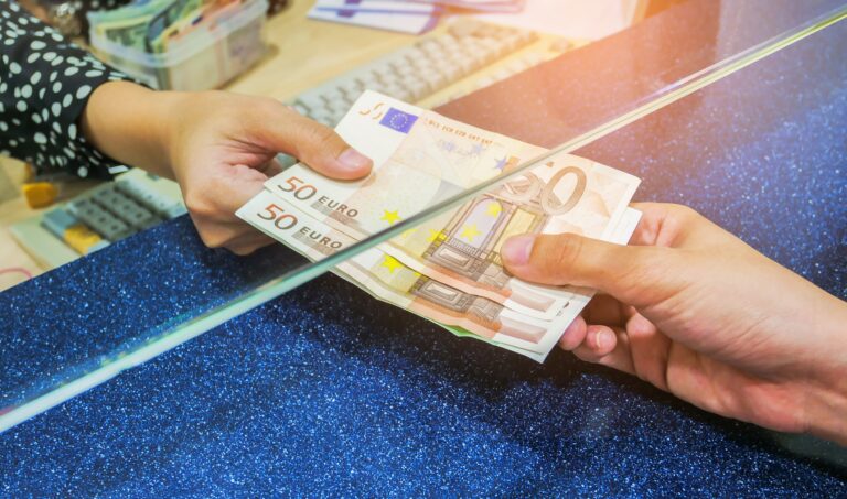 Cât scad ratele românilor calculate în funcție de indicele ROBOR, după reducerile de dobândă făcute de BNR