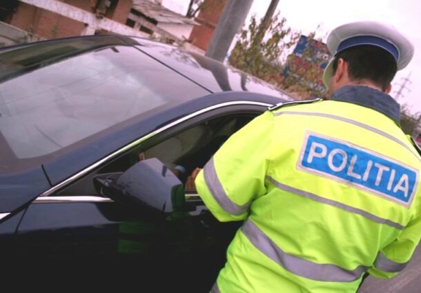Două dosare penale dintr-un foc! Oprită în trafic la 19 ani, la Golăiești: șoferița nu avea permis, iar proprietarul aflat alături știa