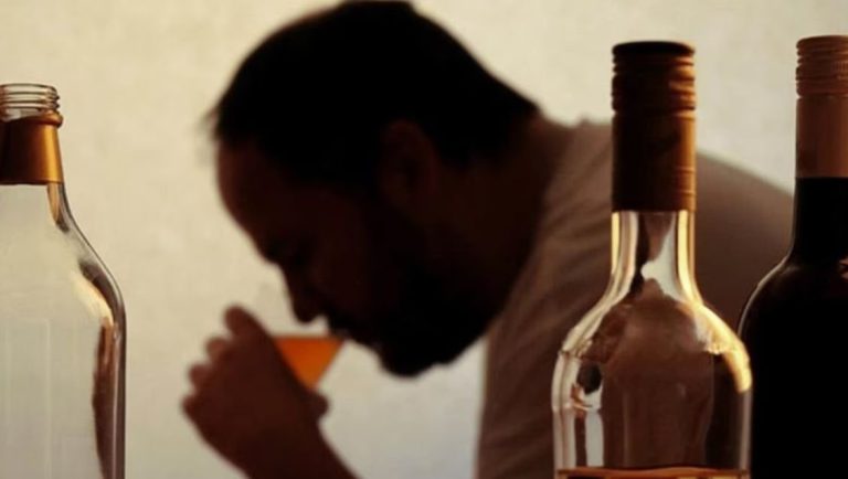 ALCOOLUL UCIDE | Zece dependenți de alcool ajung zilnic la Socola. Zece alcoolici sunt tratați zilnic în Urgențe. Costurile le suportăm cu toții