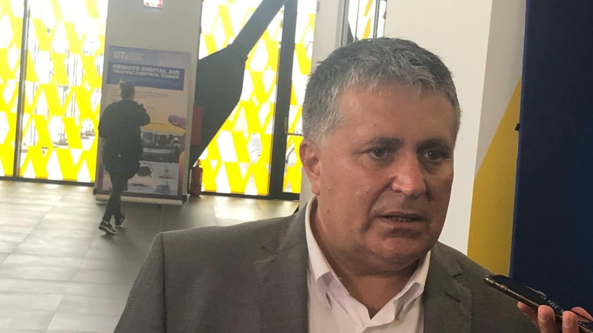 Un fost director al Aeroportului Iași, cunoscut sinecurist, cere 162.000 de lei de la stat de „performant” ce e