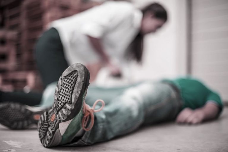 „Mitul ținutului limbii”: ce trebuie să faci cu adevărat când cineva leșină. Explicațiile medicului Diana Cimpoeșu, șefa UPU-SMURD Iași