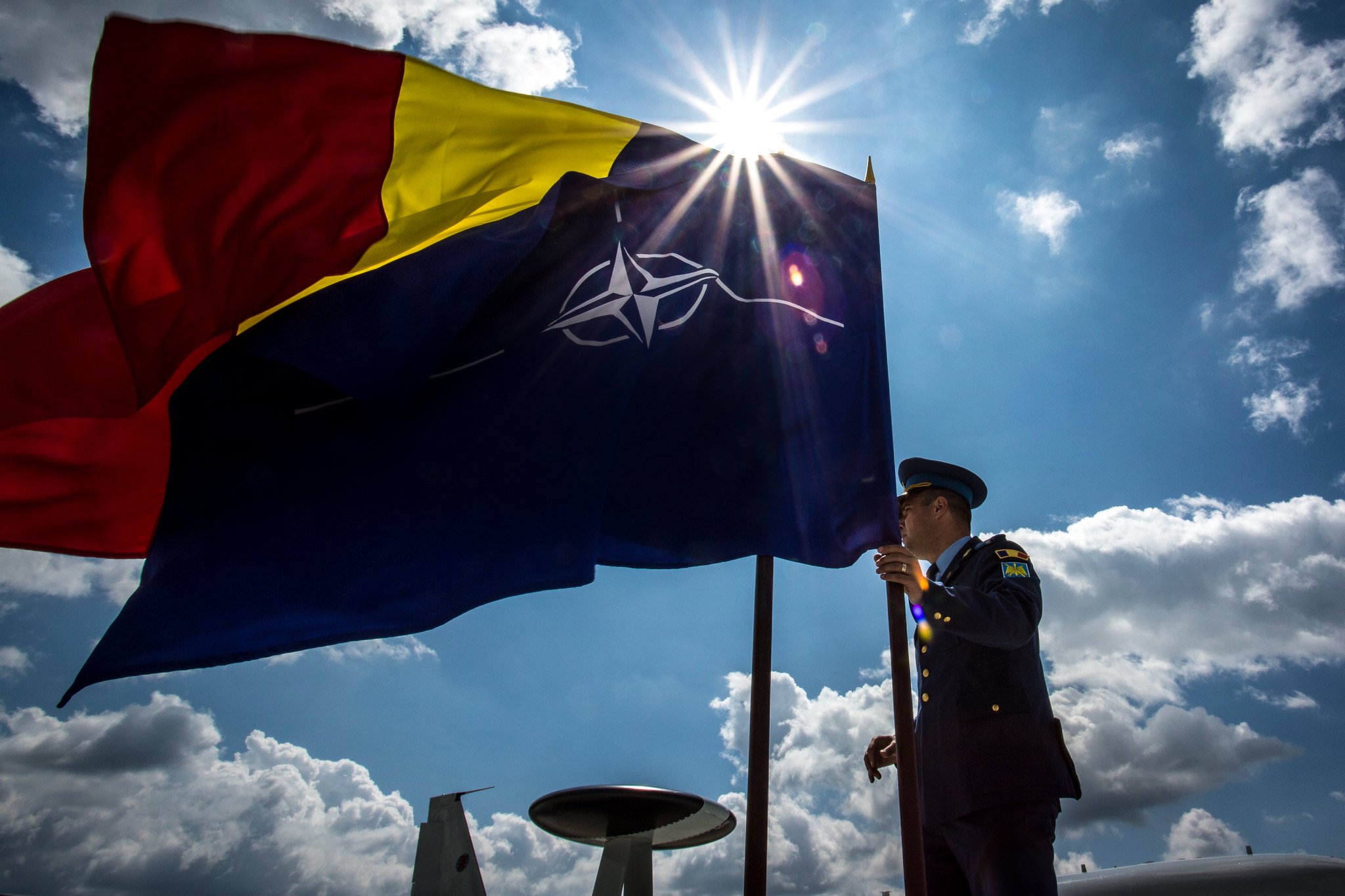  Sondaj: Creşte încrederea românilor în UE şi NATO, scade încrederea în Biserică