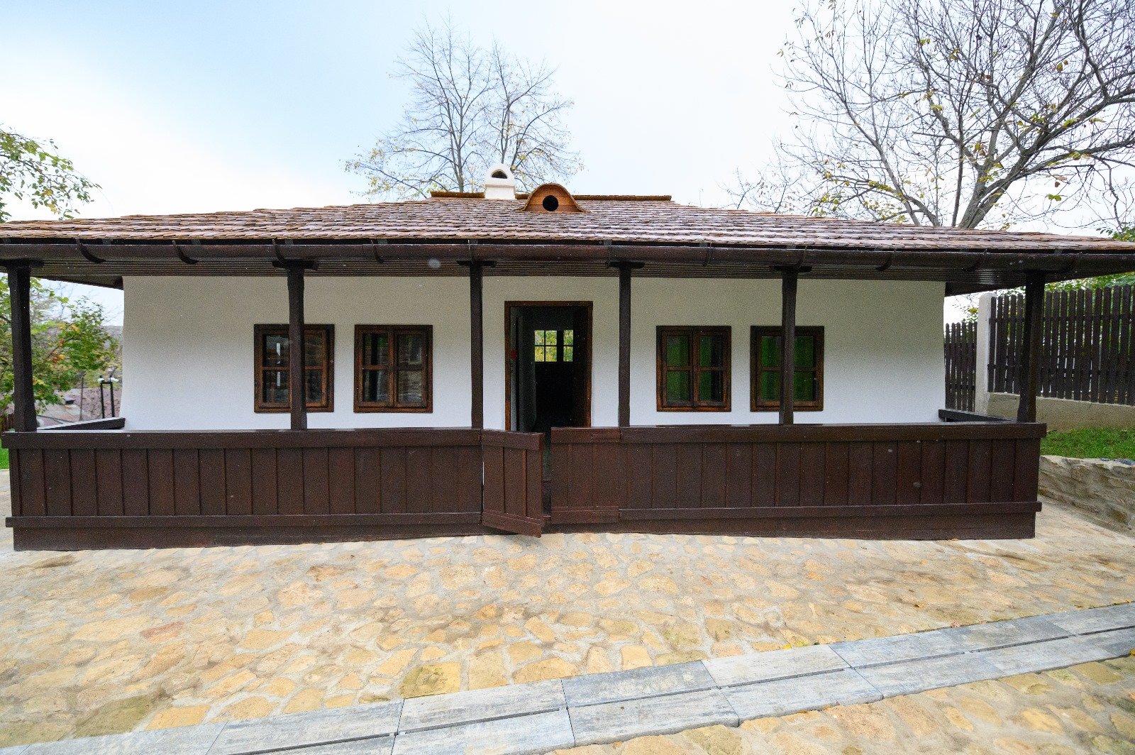 Vă place sau nu noua imagine a Bojdeucii? Pe reţelele sociale a devenit motiv de băşcălie. “E kitsch. Musai trebuie şi jacuzzi”