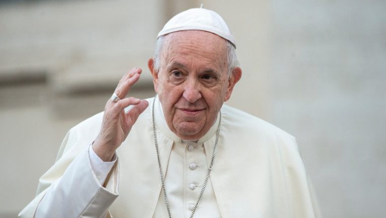 Vedetele din fotbal îl susţin pe Papa Francisc, internat de o lună în spital