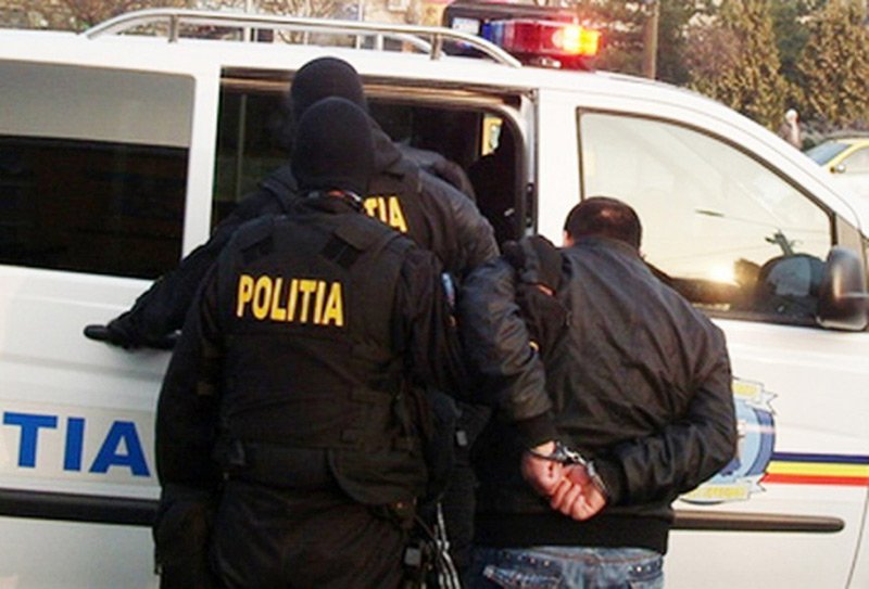  Un bărbat din Iași urmărit internațional pentru trafic de minori, adus în țară de polițiști