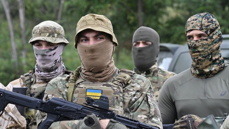 EXCLUSIV “Ziarul de Iaşi” a vorbit cu românii din tranşeele de pe front, în Ucraina. „Aici luptă doar idealişti. Banii primiţi nu merită”