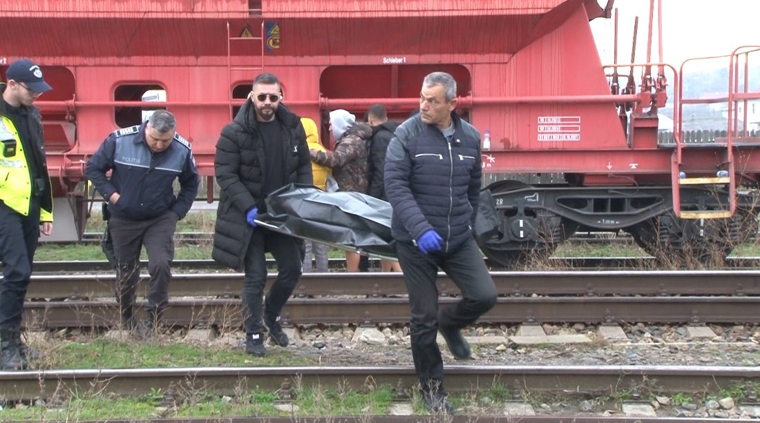 Tragedie la Podu Iloaiei: un elev a fost ucis de tren. Nu sunt suficiente microbuze, iar elevii traversează zilnic calea ferată