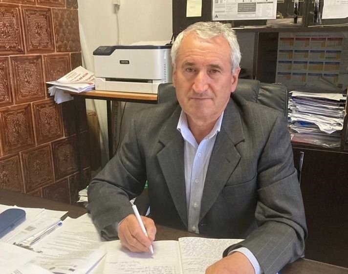 O poveste despre ce înseamnă dăruire exemplară: de 47 de ani, Dumitru Cucoranu este dascăl la ţară. Îşi tratează elevii ca pe nişte parteneri