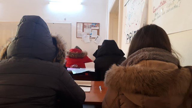 Elevii dârdâie în unele şcoli din oraş: 14 grade în clase la un mare colegiu. De 3 ori mai frig decât permit normele. UPDATE Reacția Primăriei