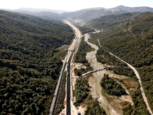 A8 a ajuns ieri, în sfârşit, în pragul marilor licitaţii. Valoarea totală: 7,5 mld. euro. 265 de poduri, viaducte şi pasaje, 47 de tuneluri, 5 noduri rutiere