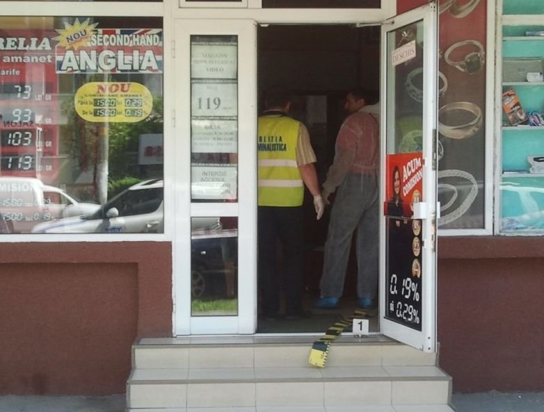 Blocaţi în noroi, cu aurul în spate. S-a dus să dea spargerea vieţii, la Dancu, dar iubita l-a urmărit geloasă prin noapte. Cum s-a terminat e de „Cascadorii râsului”