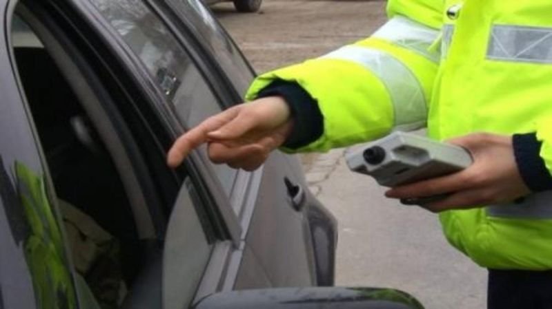 A fost oprit un „coleg de trafic” ce părea inofensiv în Popricani: dar polițiștii au descoperit că era și băut, și vitezoman. Au deschis dosar penal