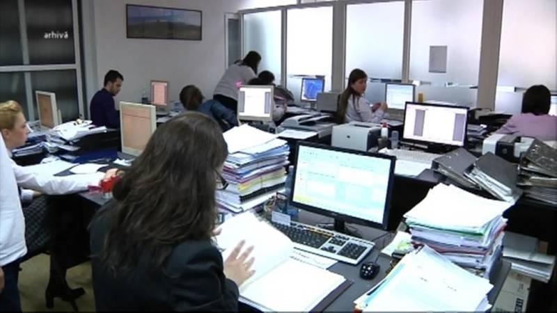 Analist economic: Aristocraţia bugetară se va opune oricăror tăieri de costuri, aşa că majorarea taxelor rămâne singura variantă