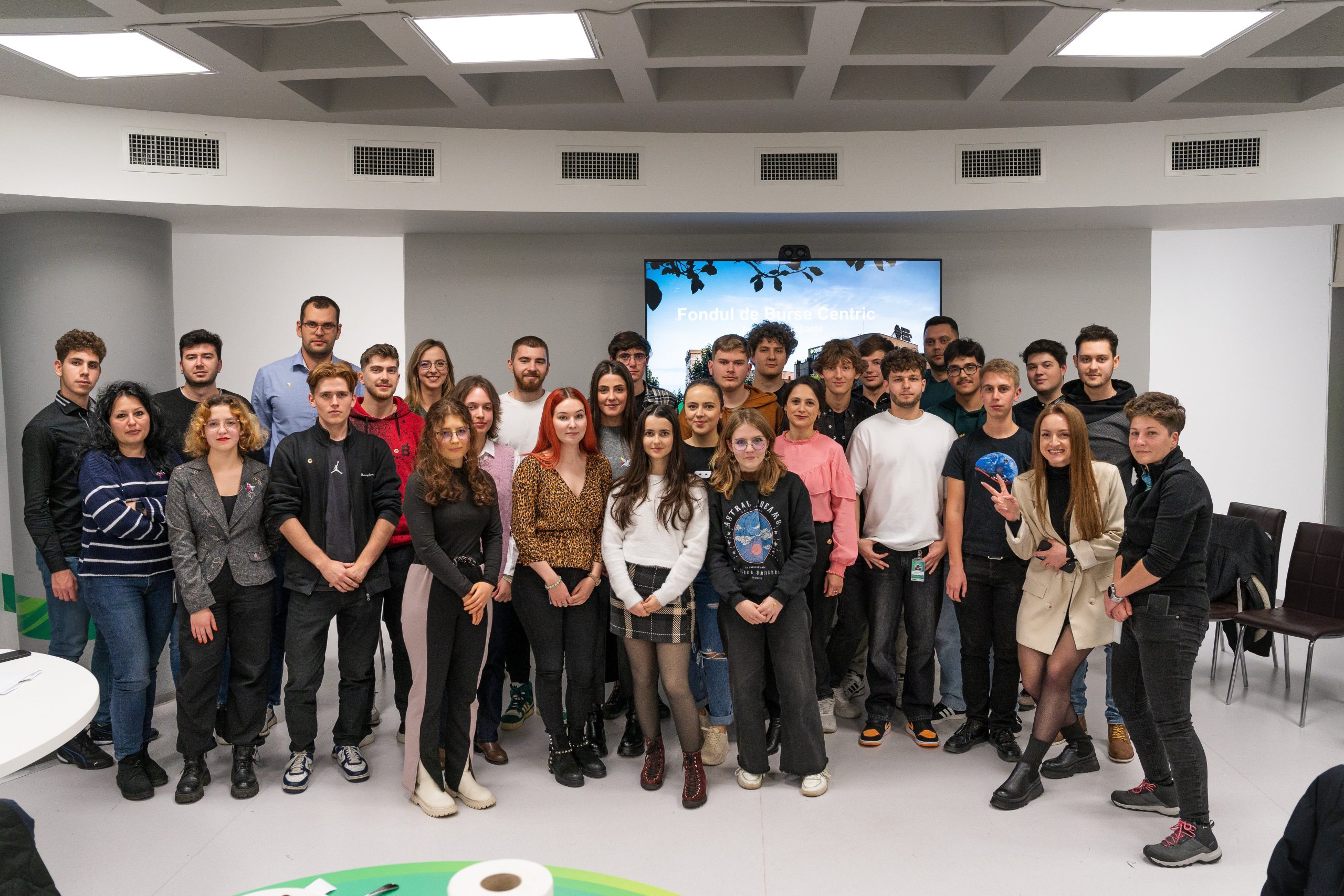  15 burse de 4.000 de lei pentru elevii pasionaţi de informatică şi matematică din liceele ieşene