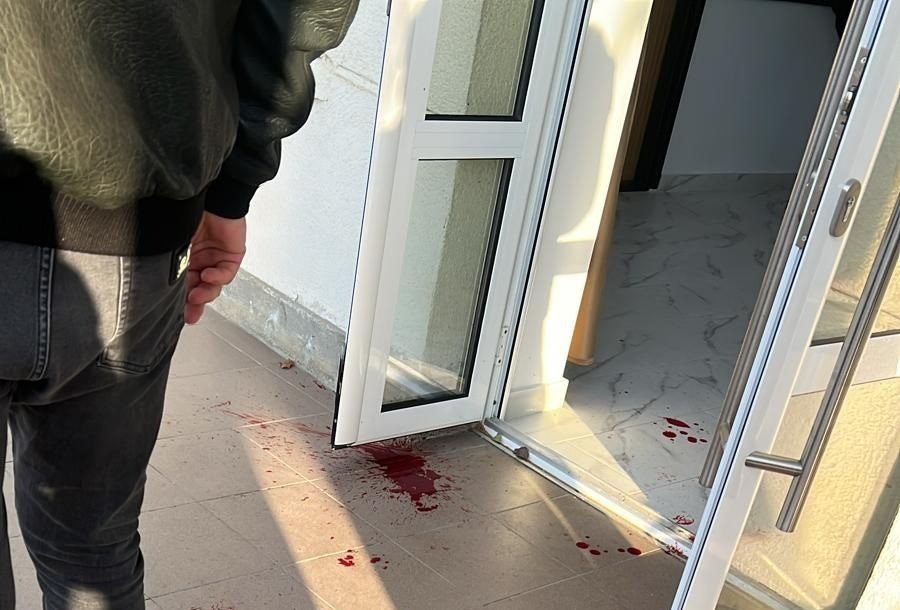 VIDEO Un bărbat și-a înjunghiat soția în sediul unei primării din Iași. Cei doi erau în divorț