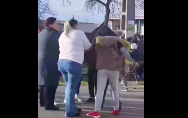  Bătaia generală a elevelor, în faţa şcolii: cinci fete au fost identificate. Ce măsuri li se pregătesc?