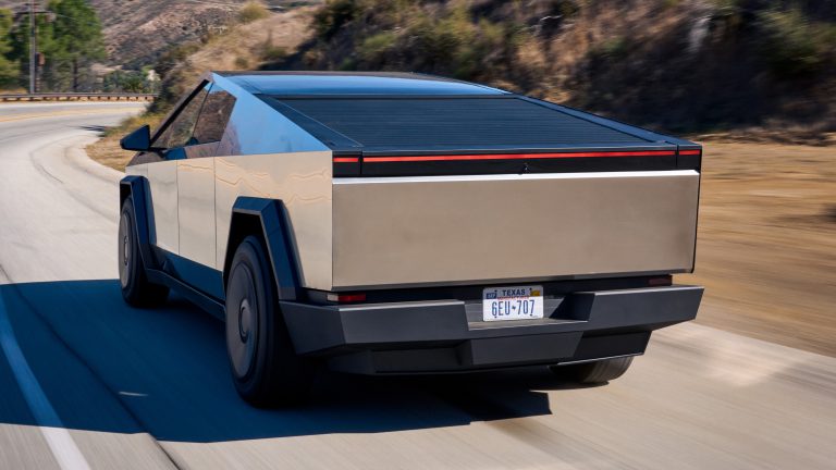 Tesla recheamă aproape toate modelele Cybertruck de pe piaţa din SUA, din cauza riscului desprinderii unui panou exterior