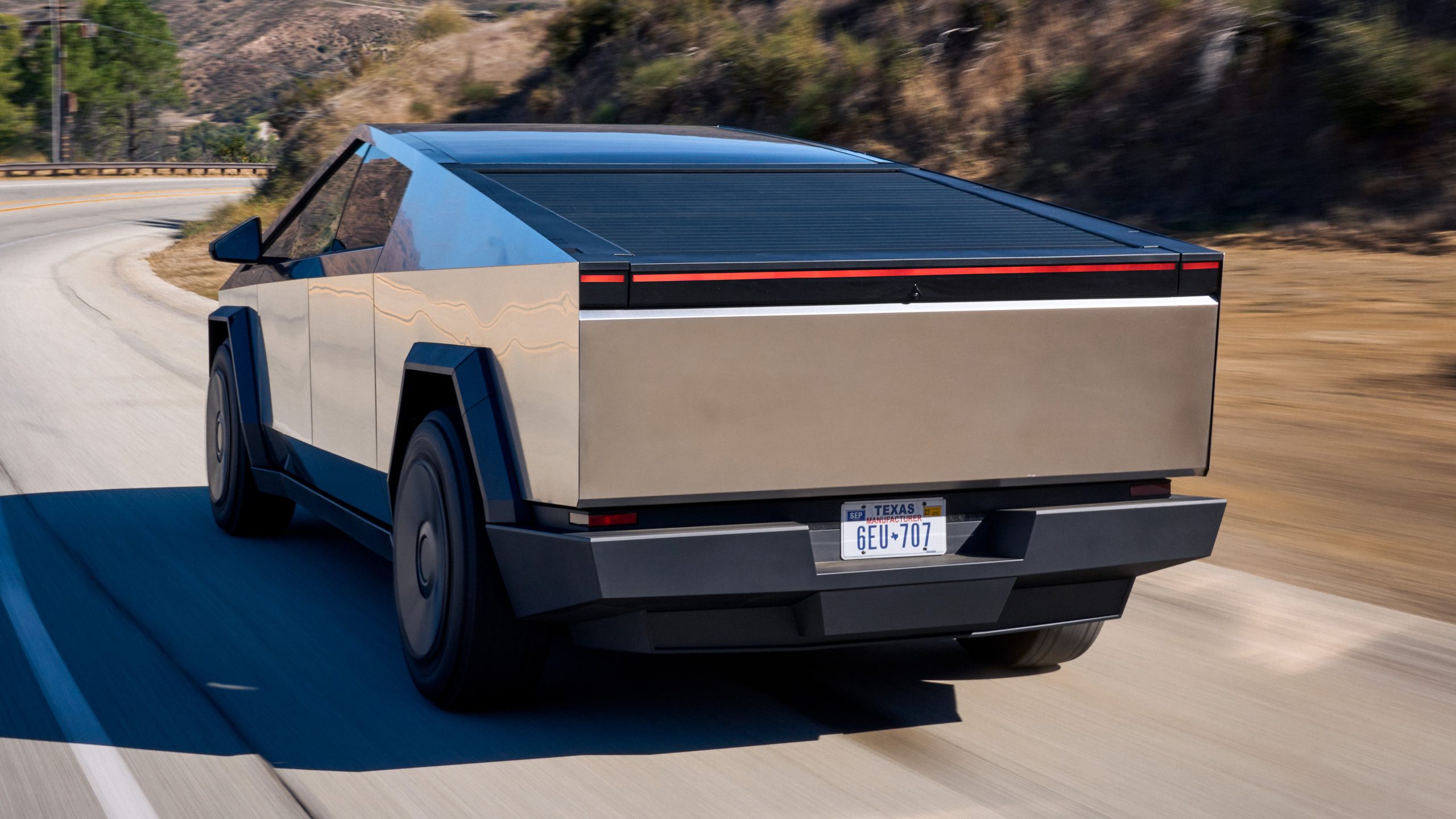 Tesla recheamă aproape toate modelele Cybertruck de pe piaţa din SUA, din cauza riscului desprinderii unui panou exterior