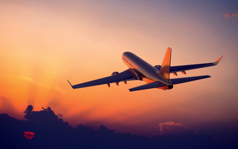 Un important oraş din Europa interzice reclamele stradale la călătoriile cu avionul sau croaziere