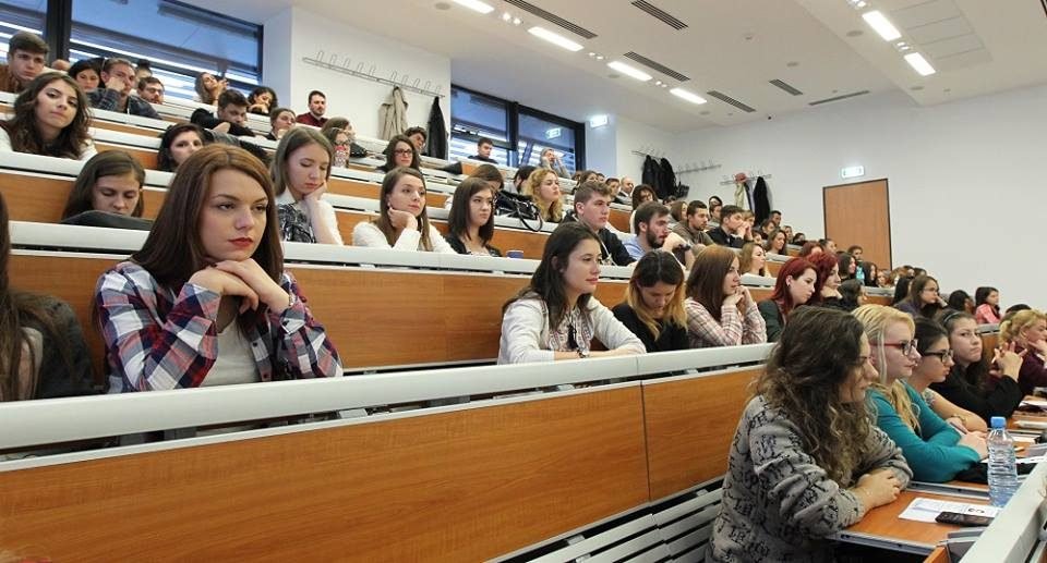 Studenţi la 55 de ani – poveşti de viaţă care pot motiva pe oricine. Cum e să ai nepoţi şi să fii şef de promoţie?