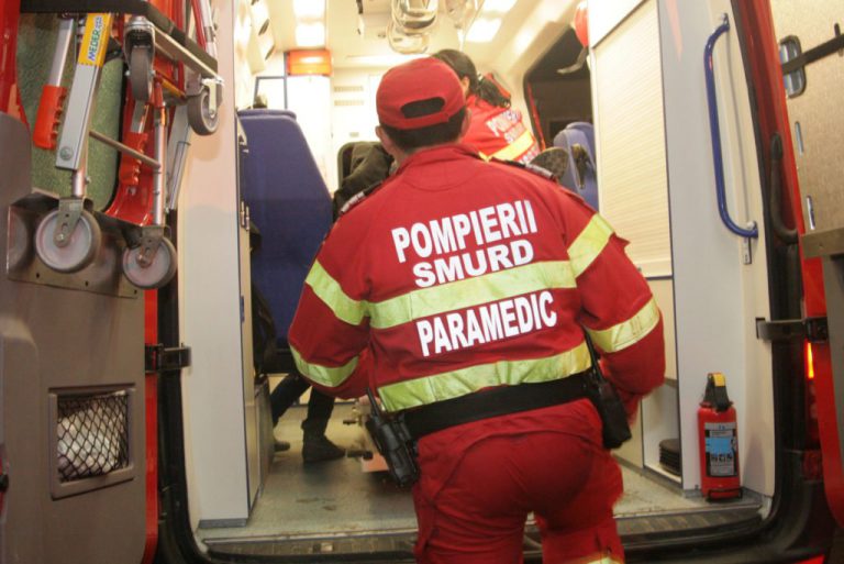Dolj: O femeie a murit după ce a căzut de la etajul patru. În apartamentul ei a fost găsit cadavrul fiului ei