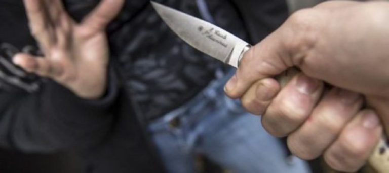 Viața la Coarnele Caprei - Înjunghiat grav în spate la o încăierare, șoferul a sesizat rana abia la următoarea oprire, în vizită la un amic. Cât pe ce să moară