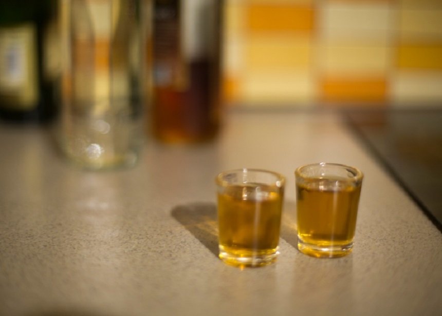 Este adevărat că alcoolul te îmbătrânește mai repede? Cum îți afectează pielea, somnul și creierul?