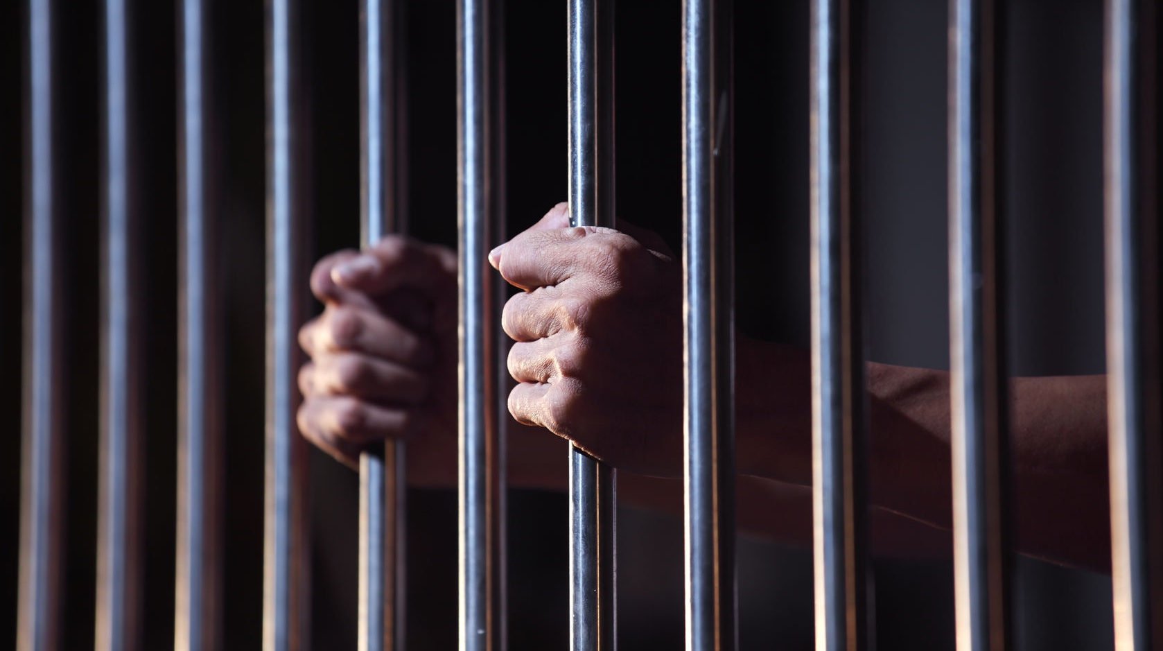 Bărbat suspectat de crimă găsit mort în arestul Poliţiei Gorj