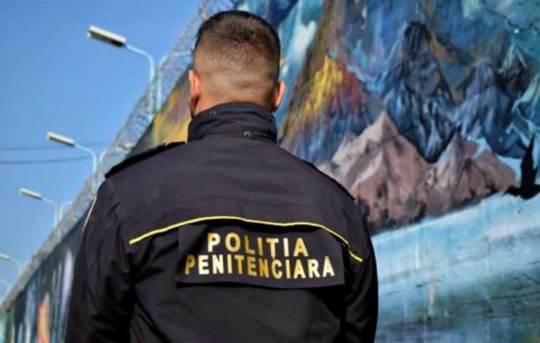 Poliţiştii de penitenciare anunţă că vor refuza să facă ore suplimentare, de Crăciun şi de Revelion, dacă Guvernul suspendă drepturi precum plata orelor suplimentare sau tichetele de vacanţă