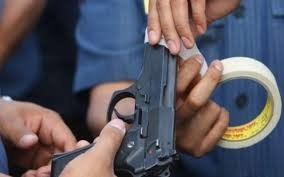  Un poliţist şi-a împuşcat în cap iubita cu arma din dotare, după care s-a sinucis