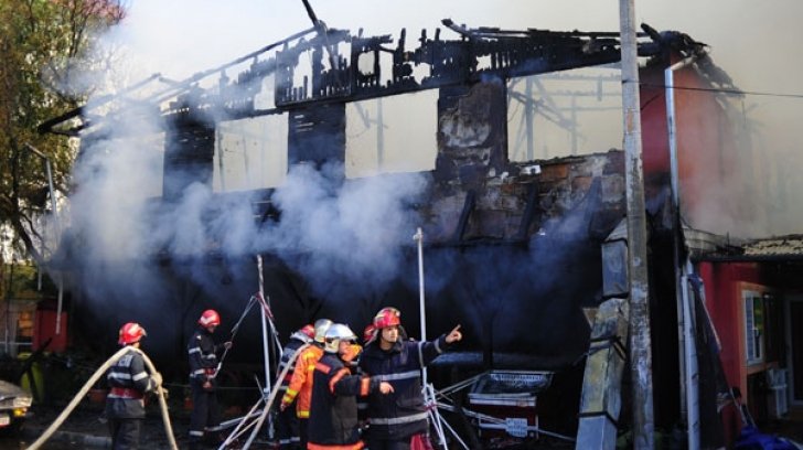  Incendiu PUTERNIC la un RESTAURANT. Un pompier, RĂNIT