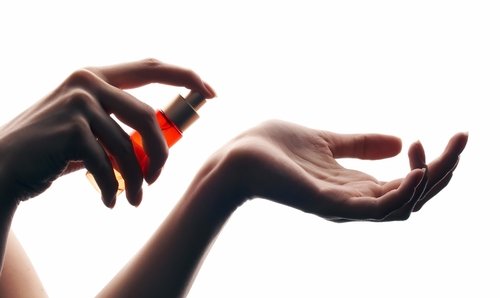 Vrei ca parfumul tău să persiste întreaga zi? Iată ce trebuie să faci