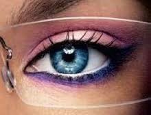 Porţi ochelari? Ce greşeli de make-up să eviţi