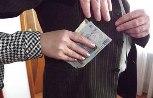 Ce cred oficialii Ministerului Educaţiei, depsre cadourile primite de profesori de 8 martie: „Îi rugăm pe colegii noştri să respecte legea