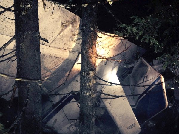  Mai mulţi localnici şi preotul comunei Horea duc o cruce la locul accidentului aviatic