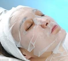 Vrei sa ai un ten tanar si luminos? Foloseşte masca facială cu vin (reţetă)