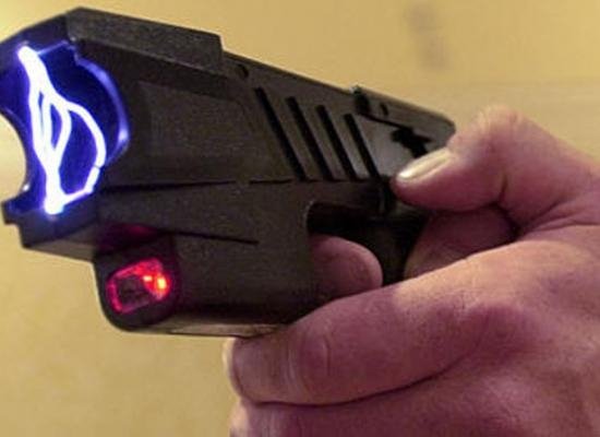  Scandal pornit la cumpărături: Un bărbat a sunat la 112 să reclame că este urmărit cu un dispozitiv cu electroșocuri