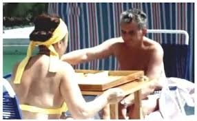 Pornografia în epoca Ceauşescu: reviste sexy vandute pe sub mana, casete XXX aduse de marinari, posturi prinse de la ungari si sarbi