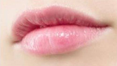 Trucuri ca sa iti faci buzele sa para mai voluptoase