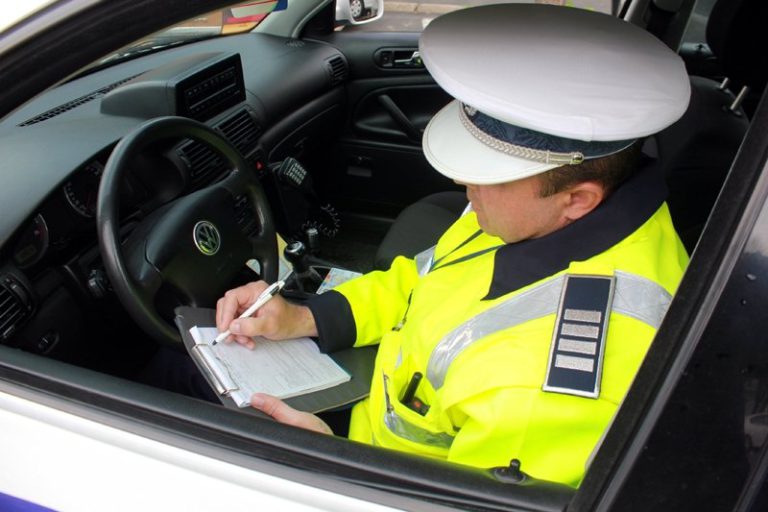 Polițiștii ieșeni au dat zeci de amenzi în „buza” trecerilor de pietoni