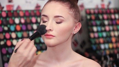 Tutorial: Cum faci un machiaj de zi cu umbre