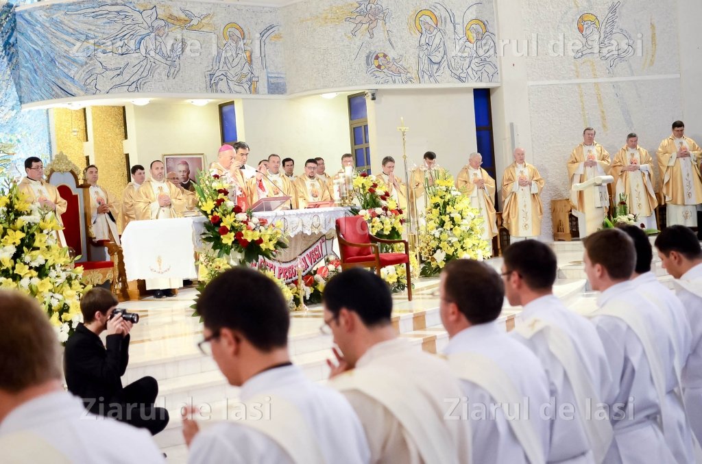 CEREMONIE IMPRESIONANTĂ: 29 de preoţi catolici, hirotonisiţi la Iaşi (GALERII FOTO)