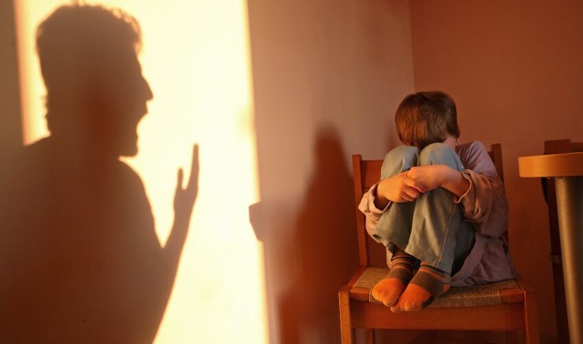  Prima sentință pentru „părinții monștri” de la Scopoșeni. Ani de zile de abuzuri, bătăi și pedepse inumane aplicate celor patru copii: sentințe ce par mult prea blânde
