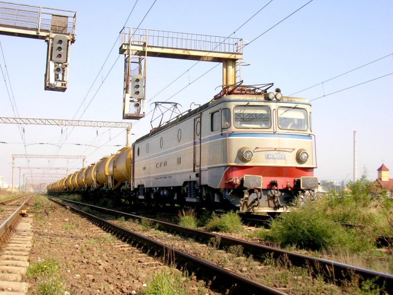 Traficul feroviar, restricţionat în judeţul Dolj, după ce vagonul unui tren de marfă care transporta ciment a deraiat