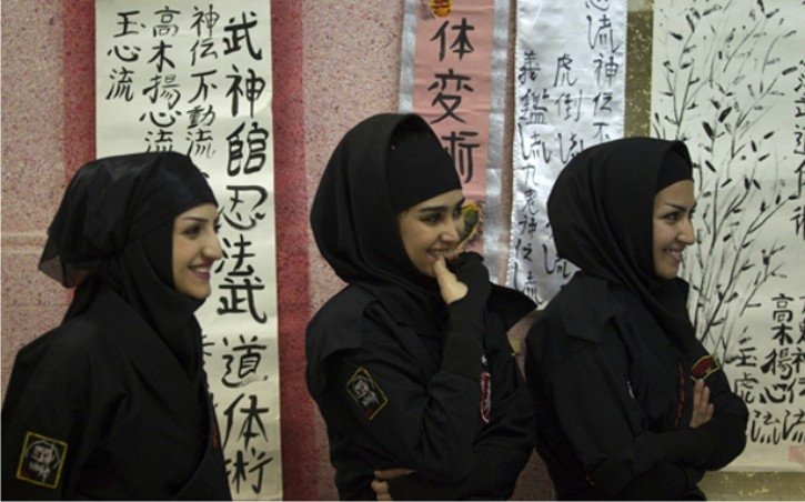 Iranul pregătește o lege care să le permită femeilor să conducă motociclete