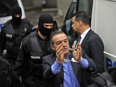  Românii se bucură că Năstase şi Becali fac puşcărie
