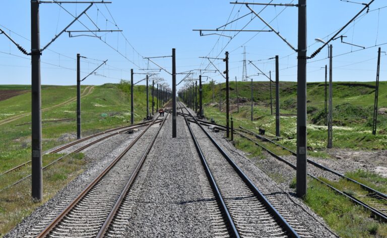 Circulaţia feroviară, perturbată pe raza Regionalei CFR Craiova, din cauza unei furtuni puternice