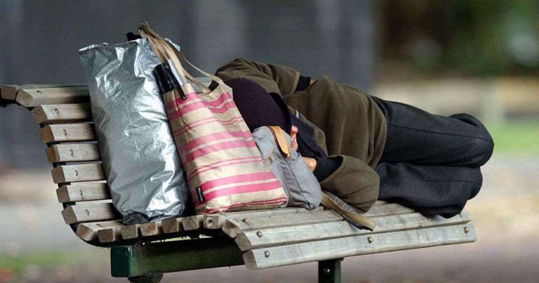 Dați afară de „La Ghiocel”, doi scandalagii au bătut fără motiv un om al străzii. S-au întors să vadă dacă mai trăiește, doar ca să-l lovească iar cu sălbăticie, până a murit